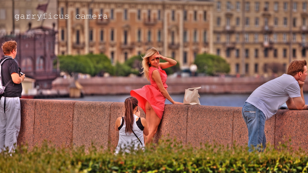 Погода веселый подол. Ветер и юбки. Ветер поднимает платье девушек на улице. Девушка приподнимает платье. Девушка в платье на ветру на улице.