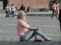 девушка сидит на Красной площади