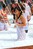 девушка в фонтане в прозрачном белом платье