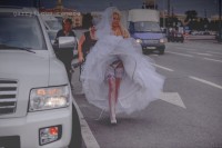 невеста в кружевных чулках под платьем