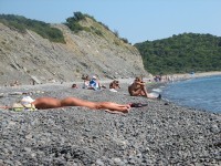 голая девушка на пляже загорает