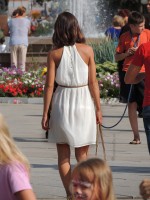 девушка в просвечивающем белом платье
