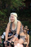 блондинка в леопардовом костюме