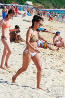 Азиатка на пляже в бикини