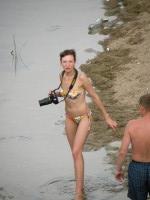 Девушка в купальнике с фотоаппаратом