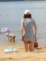 Девушка переодевается на пляже