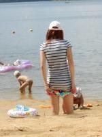 Девушка переодевается на пляже