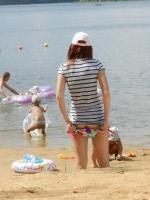 Девушка переодевается на пляже