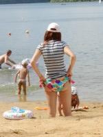 Девушка переодевается на пляже