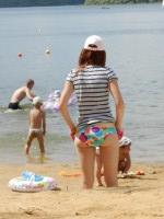 Девушка переодевается на пляже