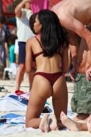 Девушка на пляже в бикини