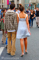 девушка в прозрачном белом платье на улице