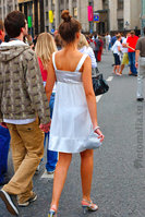 девушка в легком прозрачном платье видно трусики