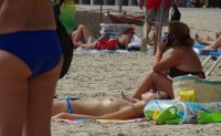 Девушка на пляже топлес