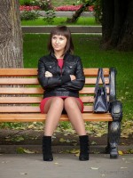 девушка сидит на скамейке