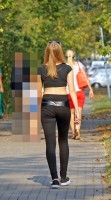 Девушка в леггинсах на улице