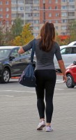 Девушка в леггинсах на улице