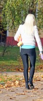 Девушка в леггинсах на улице