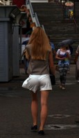 Девушка в прозрачной одежде на улице
