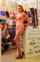 девушка в нижнем белье на выставке текстильлегпром 2012