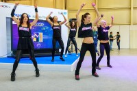 девушки танцуют на игромире 2012
