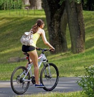 Девушка в мини-шортиках на велосипеде
