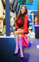 девушка с длинными ногами на выставке игромир 2012
