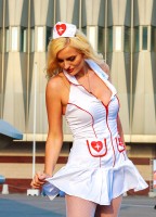 девушка в костюме медсестры