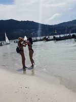 Девушки на пляже Таиланда