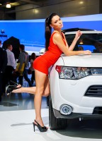 девушка в красном мини платье mitsubishi ММАС 2012