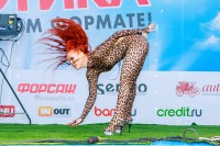 девушка в леопардовом костюме танцует go-go
