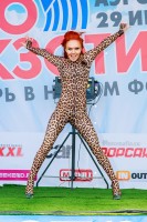 девушка в леопардовом костюме танцует go-go
