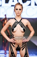 Модель в купальнике из изоленты