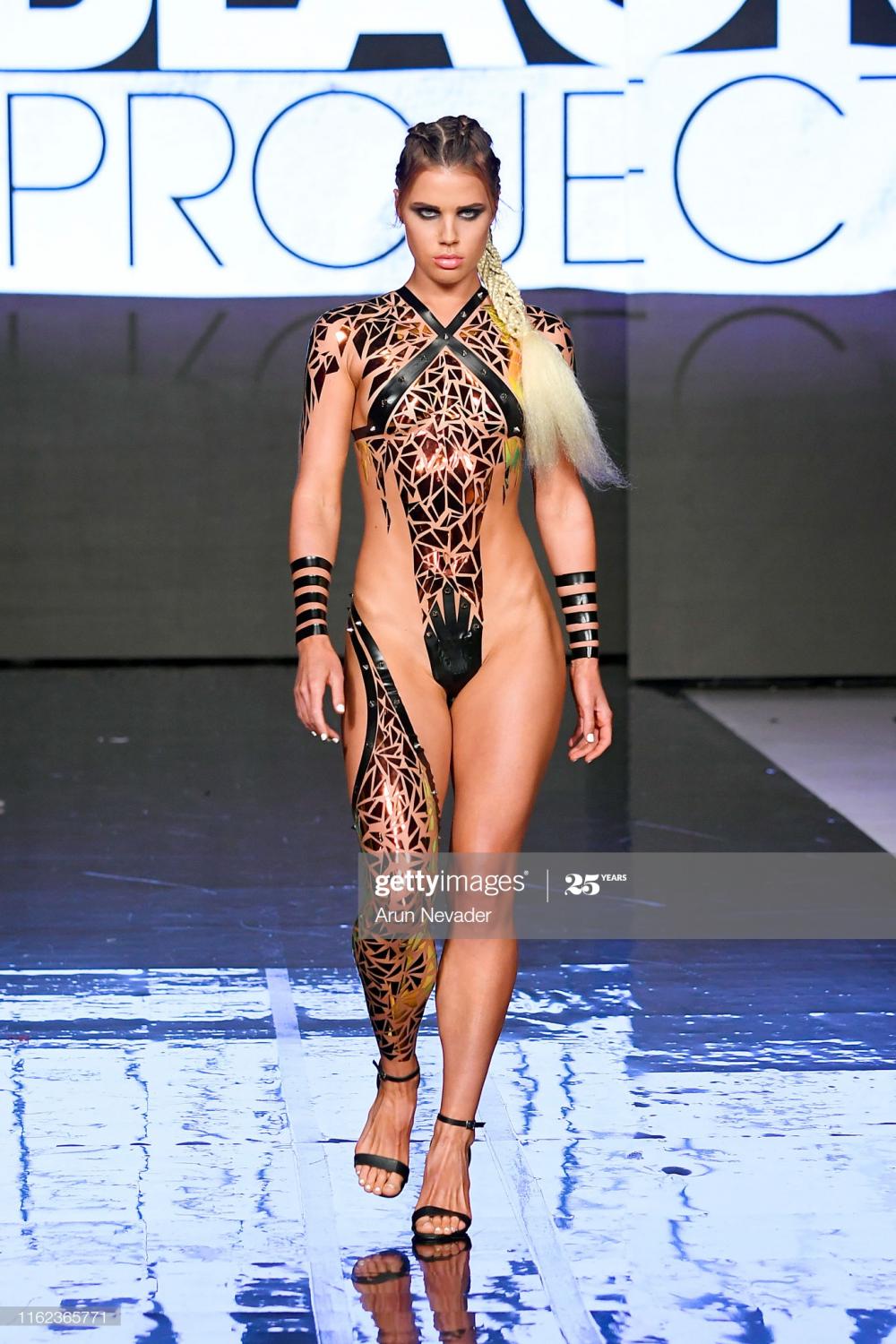 La fashion week 2024 black tape project. Black Tape Project 2020 Арун Невадер. Блэк тейп Проджект. Блэк тайп Проджект модели. Купальник из изоленты.