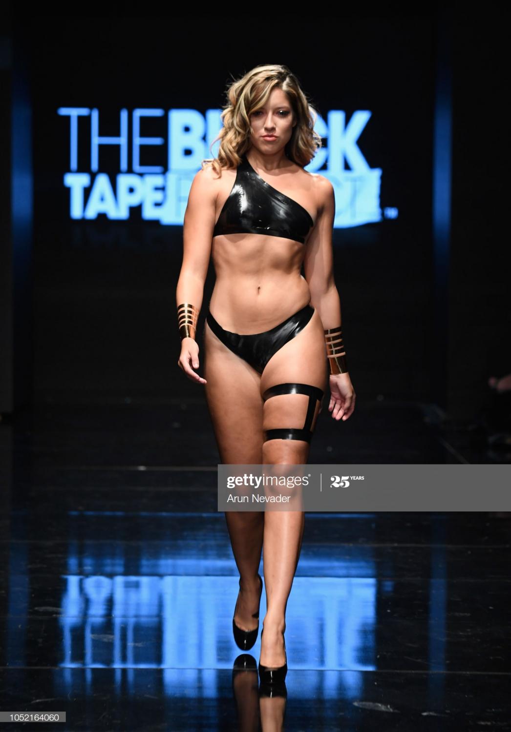 La fashion week 2024 black tape. Модель Блэк тейп Проджект. Показ девушек в изоленте. Купальник из изоленты. Показ мод купальники из изоленты.