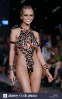 Модель в купальнике из изоленты