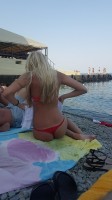 Девушка в стрингах на пляже
