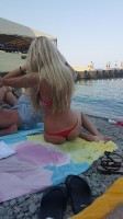 Девушка в стрингах на пляже