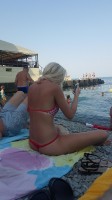 Девушка в стрингах на пляже