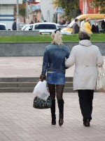 девушка в джинсовой мини юбке на улице