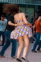У танцующей девушки задирается платье