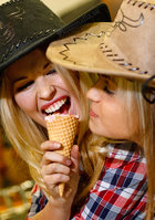 выставка мото парк девушки ковбойши мороженое