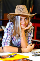 девушка в ковбойской шляпе на выставке мото парк