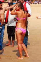 попа девушки в бикини на пляже