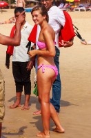 девушка на пляже в розовом купальнике