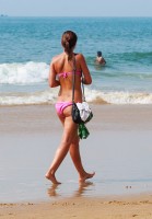 девушка идет по пляжу