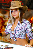 выставка мото парк девушка в ковбойской шляпе