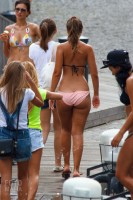 Девушка в бикини на городском пляже