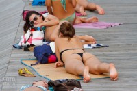 Подсмотренные девушки на городском пляже