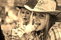 выставка мото парк девушка ковбойша ест мороженое